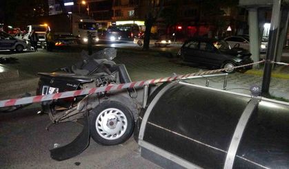 Kocaeli'de feci kaza! Otomobil ikiye bölündü