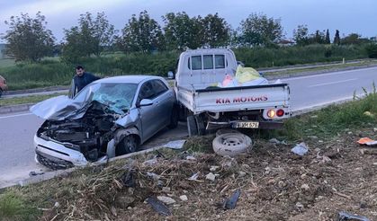 Sakarya'da otomobil park halindeki kamyonete çarptı