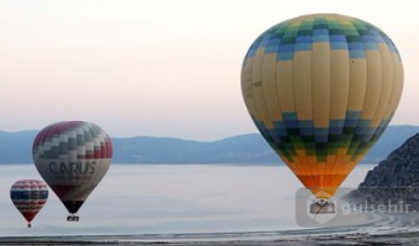 Burdur’da Kıskandıracak Manzara: Salda Gölü Üzerinde Hava Balonu Uçuşları Başladı