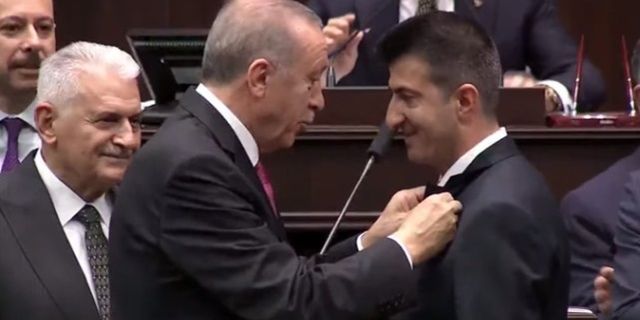 Mehmet Akif Çelebi'nin AKP Rozetini Erdoğan Taktı