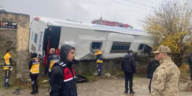 Diyarbakır'da trafik kazası. Yolcu otobüsü şarampole devrildi!