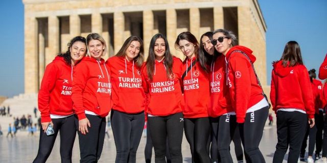 A Milli Kadın Hentbol Takımı, Anıtkabir'i ziyaret etti.