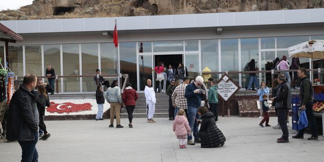 Kapadokya'nın yer altı şehirleri yurt içi ve dışından turist çekiyor