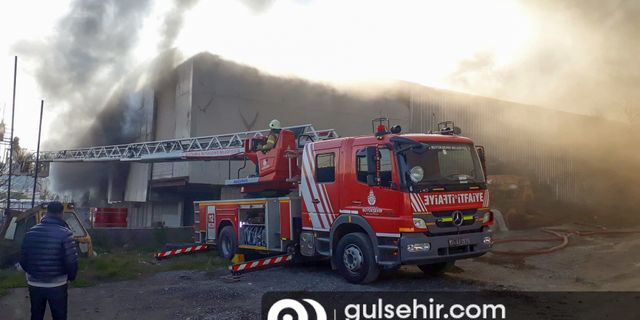 İstanbul Sultangazi'de çıkan yangına müdahale ediliyor
