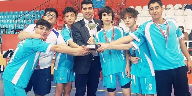 Kızlarda Avanos Anadolu Lisesi, erkeklerde Simya koleji şampiyon 