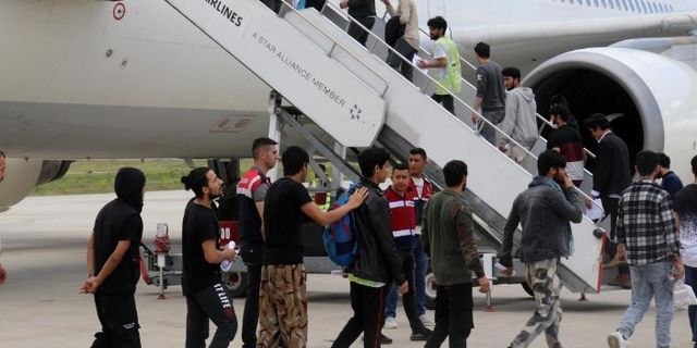 Türkiye 2022'de yaklaşık 110 bin düzensiz göçmeni sınır dışı etti