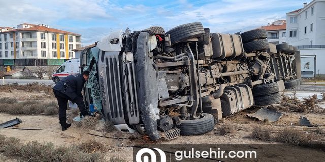 Aksaray'da otomobil ile tır çarpıştı