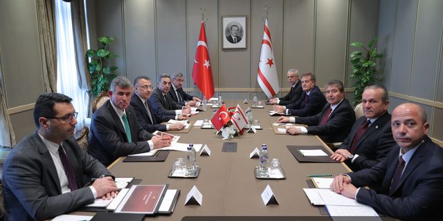 Cumhurbaşkanı Yardımcısı Oktay, KKTC Başbakanı ile bir arada