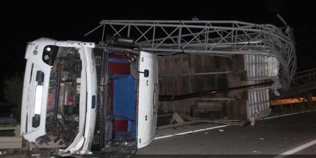 Antalya'da EDS direğine çarpan tır devrildi