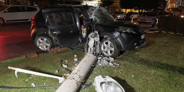 Direğe çarpan otomobilde 5 yaralı