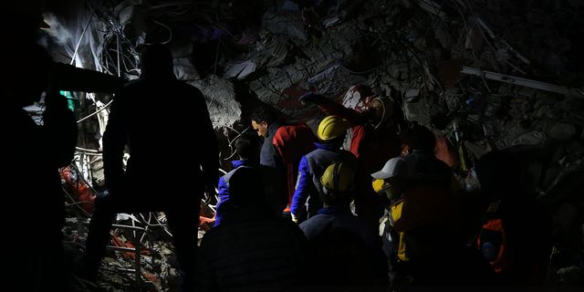 Malatya'da depremden 44 saat sonra enkazdan 1 kişi çıkarıldı