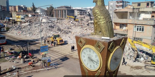 Adıyaman'da Atatürk Bulvarı'ndaki saatler 04.17'de durdu