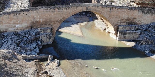 Adıyaman'daki tarihi Cendere Köprüsü depremde yıkılmadı