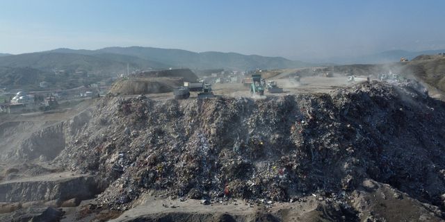 Kahramanmaraş'ta enkaz yığınları "dağ" gibi yükseliyor