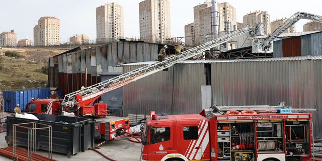 Başakşehir'de iki katlı tekstil fabrikasında yangın çıktı
