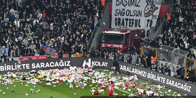 Beşiktaş taraftarı depremzedeler için sahaya oyuncak attı