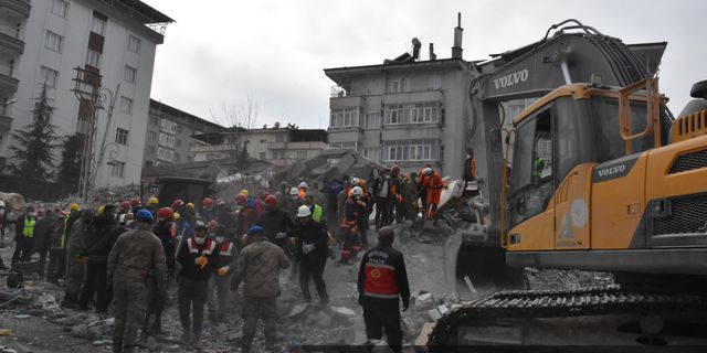 Malatya'da depremin ardından arama kurtarma yapılıyor