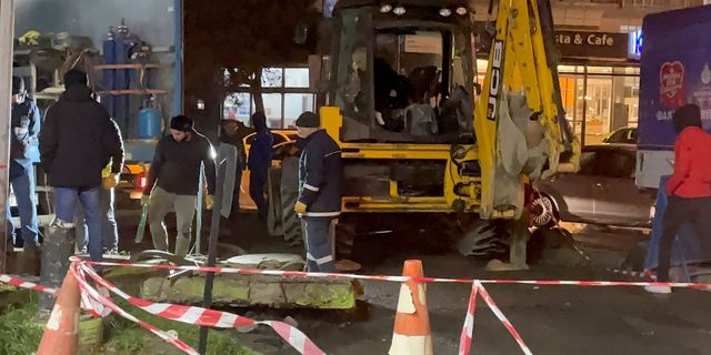 Kartal'da rögar kapağı fırladı, cadde göle döndü