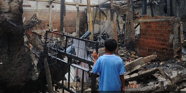 Endonezya'da akaryakıt deposunda yangın: 18 ölü