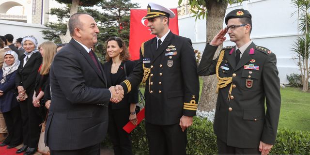 Bakan Çavuşoğlu  Kahire'de Türk Şehitliği'ni ziyaret etti