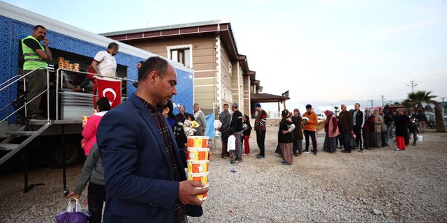 Hatay'da depremzedeler ilk iftarlarını yaptı