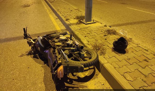 Manisa'da refüje çarpan motosikletin sürücüsü ağır yaralandı