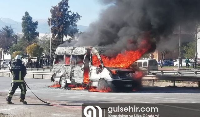 Antalya'da seyir halindeyken alev alan minibüs kullanılamaz hale geldi