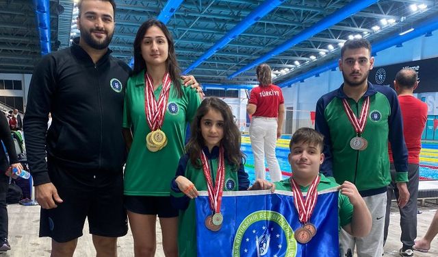 Konya'da 3 rekor, 15 madalya Bursalı yüzücülere.