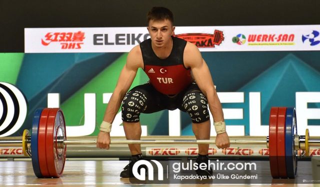 Bakan Kasapoğlu'ndan milli halterci Yusuf Fehmi Genç'e tebrik