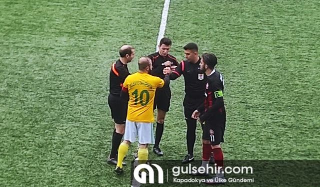 Çorum'da 1. Amatör Lig'de maç dışı edilen oyuncu sahaya bıçakla girdi