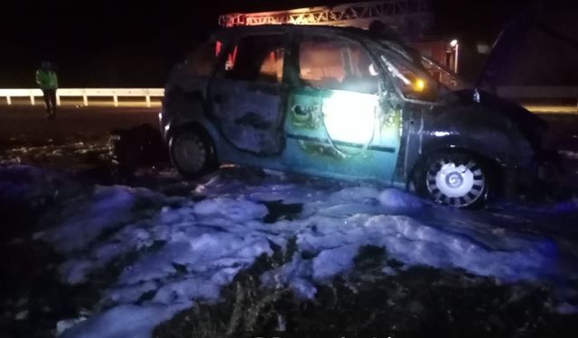 Sivas'ta seyir halindeki otomobil yandı