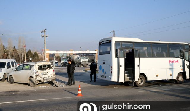 Sivas'ta otobüs ile otomobil kazası, 4 yaralı