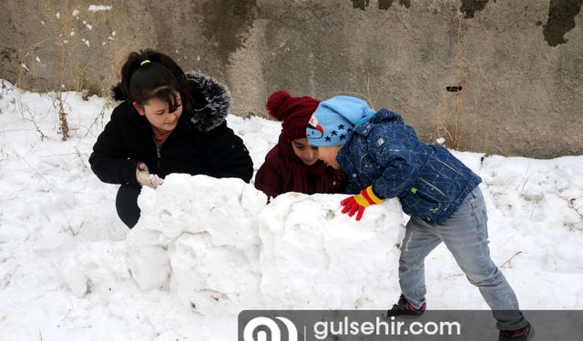 Sivas'ta karın keyfini çocuklar çıkarıyor