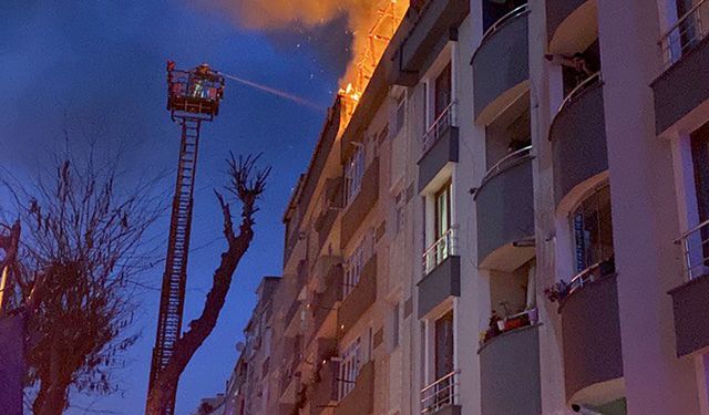 İstanbul'da apartmanın çatısında çıkan yangın paniğe yol açtı