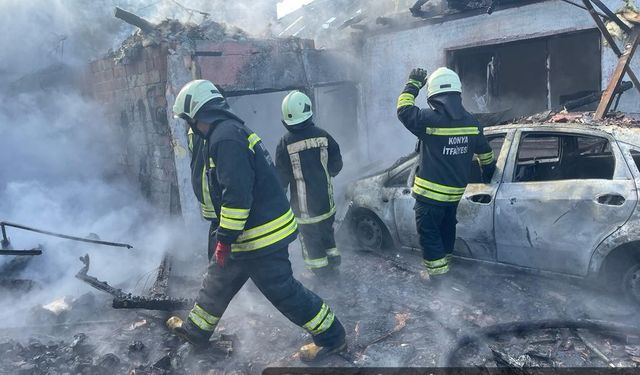 Konya'da yangın çıktı, bir müstakil ev ve otomobil hasarlı