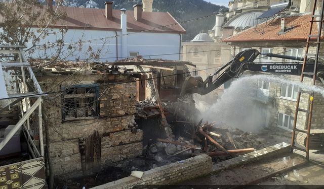 Konya Derebucak'ta tehlikeli binalar yıkılıyor