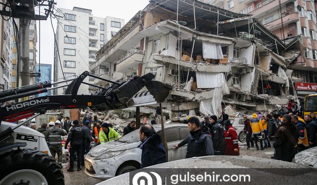 Diyarbakır'da yıkılan binalarda çalışmalar sürüyor