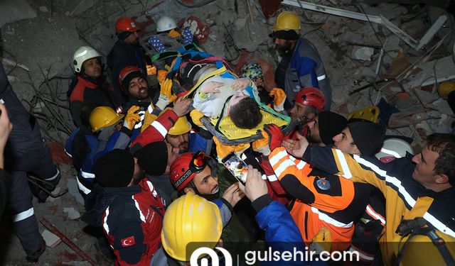 Malatya'da 42 saat sonra enkazdan 3 kişi kurtarıldı