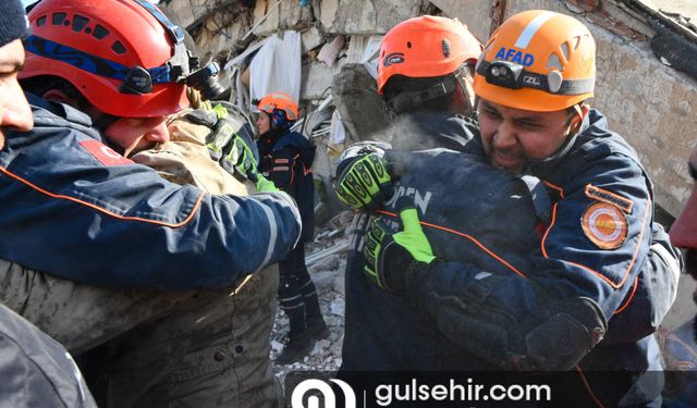 Gaziantep'te 103 saat sonra bir kişi enkazdan kurtarıldı