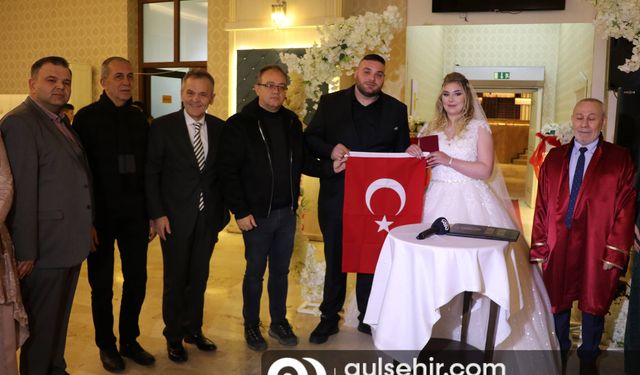 Manisa'da evlenen çift takılarını Türk Kızılay'a bağışladı