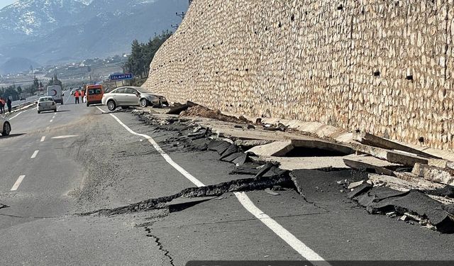 İslahiye-Hatay yolunda depremler yüzünden kabarmalar oldu