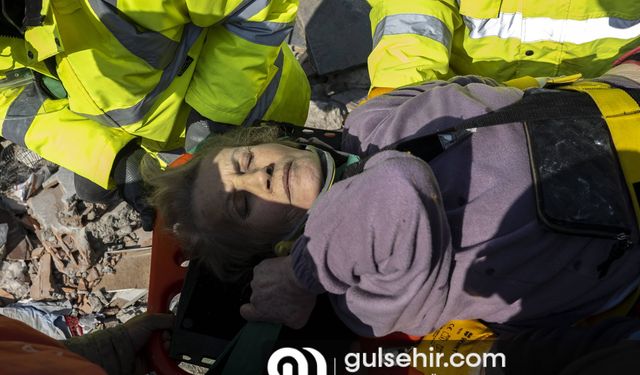Hatay'da 178. saatte 70 yaşındaki kadın enkazdan kurtarıldı
