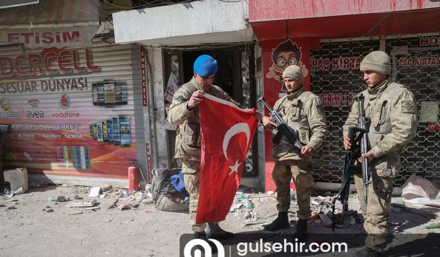 İskenderun'da askerimiz, yere düşen Türk bayrağını kaldırdı
