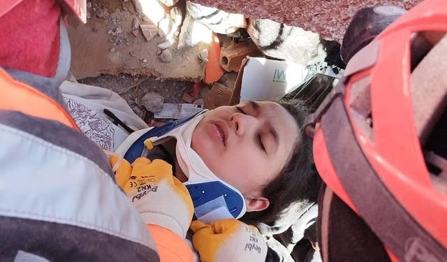 Kahramanmaraş'ta 248. saatte bir kız enkazdan kurtarıldı