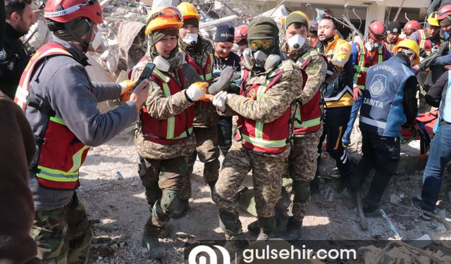 Antakya'da 3 kişi enkazdan depremin 296. saatinde kurtarıldı