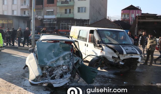 Manisa'da 3 araç kazaya karıştı, 1'i ağır 4 kişi yaralandı
