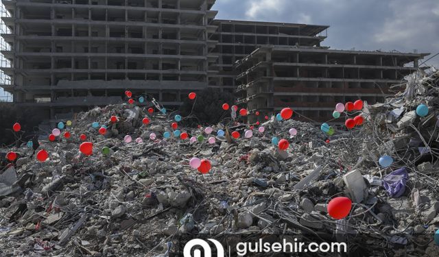 Hatay'da anaokulunun enkazına balonlar asıldı