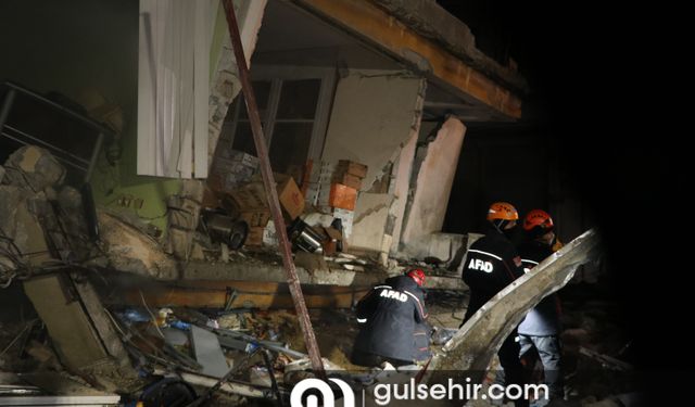 Hatay'da deprem sonrası 2 katlı iş yeri çöktü