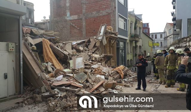 İstanbul Fatih'te 3 katlı terk edilmiş bir bina çöktü