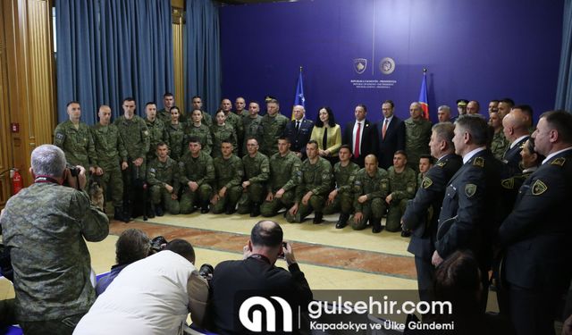 Kosova depremlerde faaliyet gösteren askerlere madalya taktı